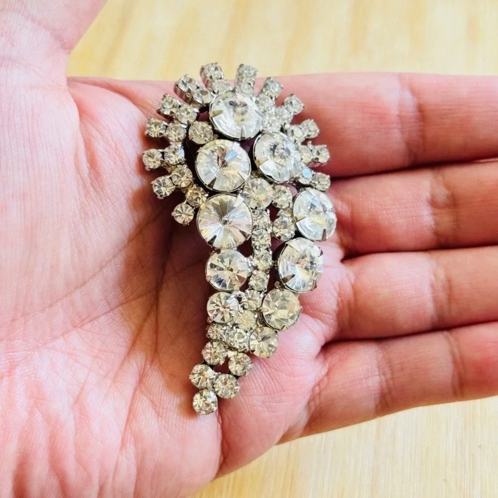 Vintage D&E Juliana Pin Brooch Rivoli Crystal Rhinestones Round 1960s 3x1.5 in